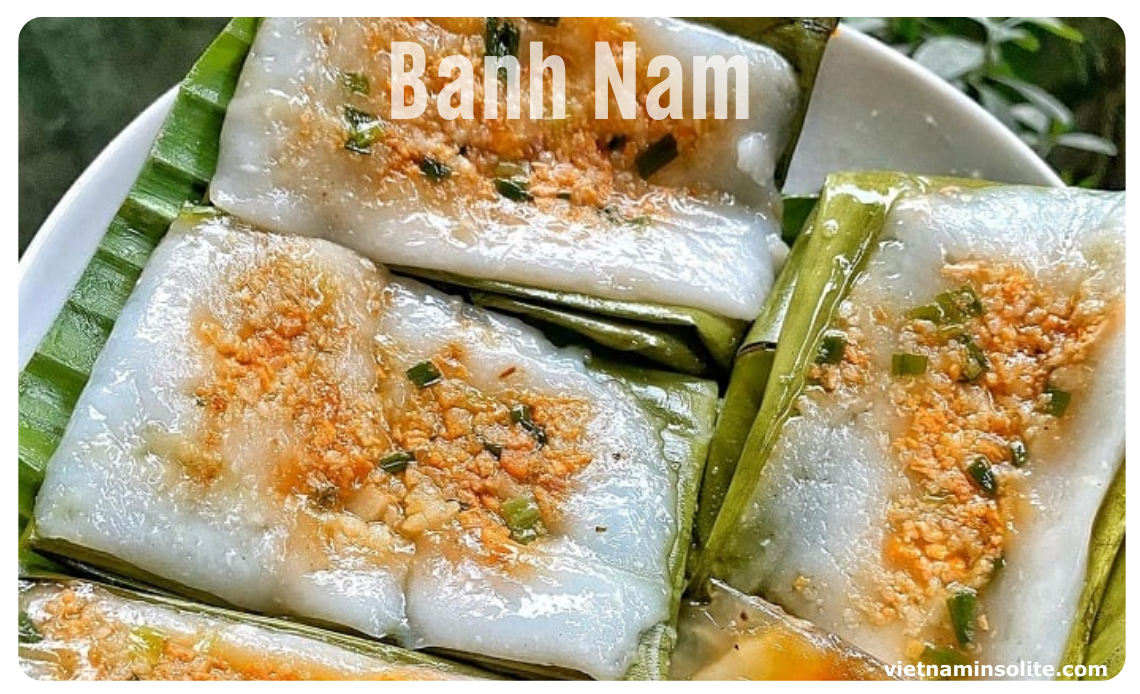 Le Banh Nam est composé de farine de tapioca, de farine de riz, de crevettes et de feuilles de bananier. Il reste le plat de rue le plus populaire de Hue en raison de sa délicatesse et de sa saveur unique de crevettes.